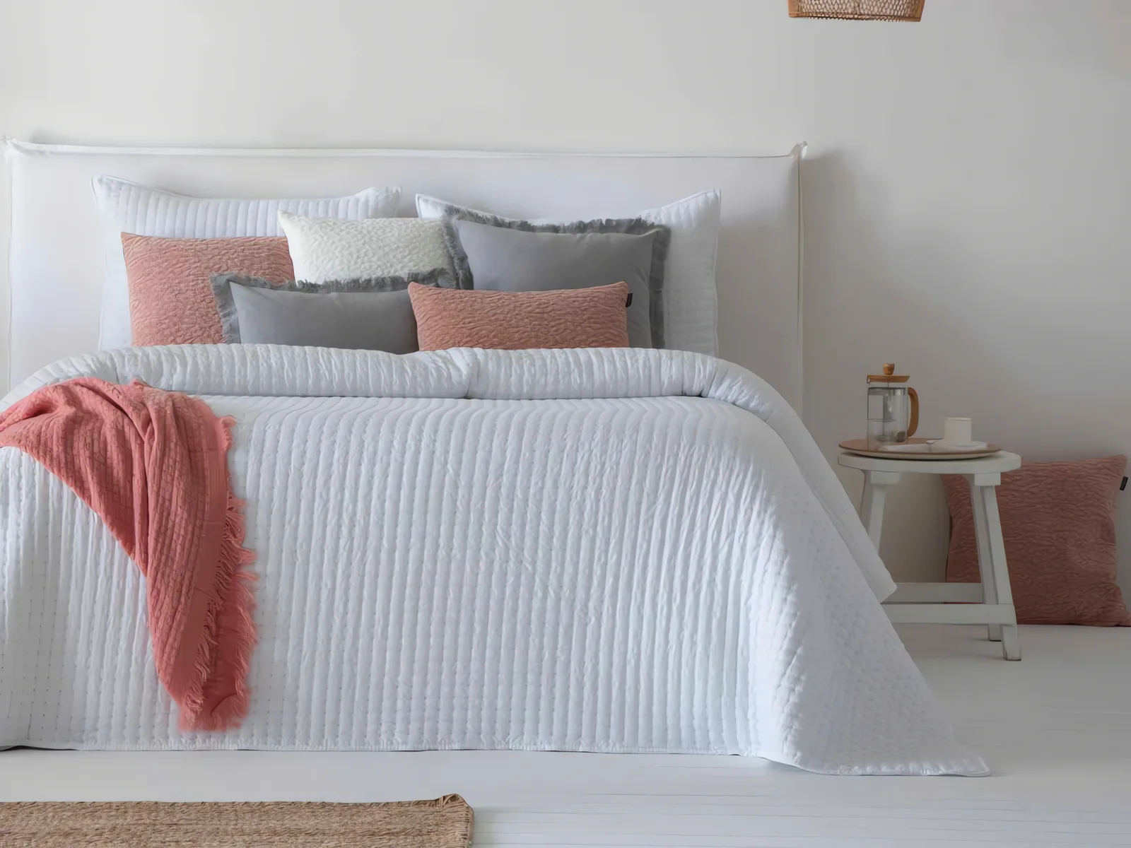 Dormitorio luminoso vestido con una colcha de textura suave